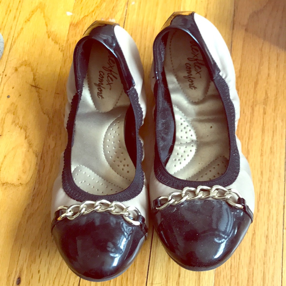 Tan and black chained flats